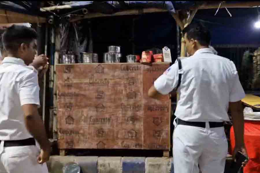 Bidhannagar Police in action to clear encroachment in Sector V