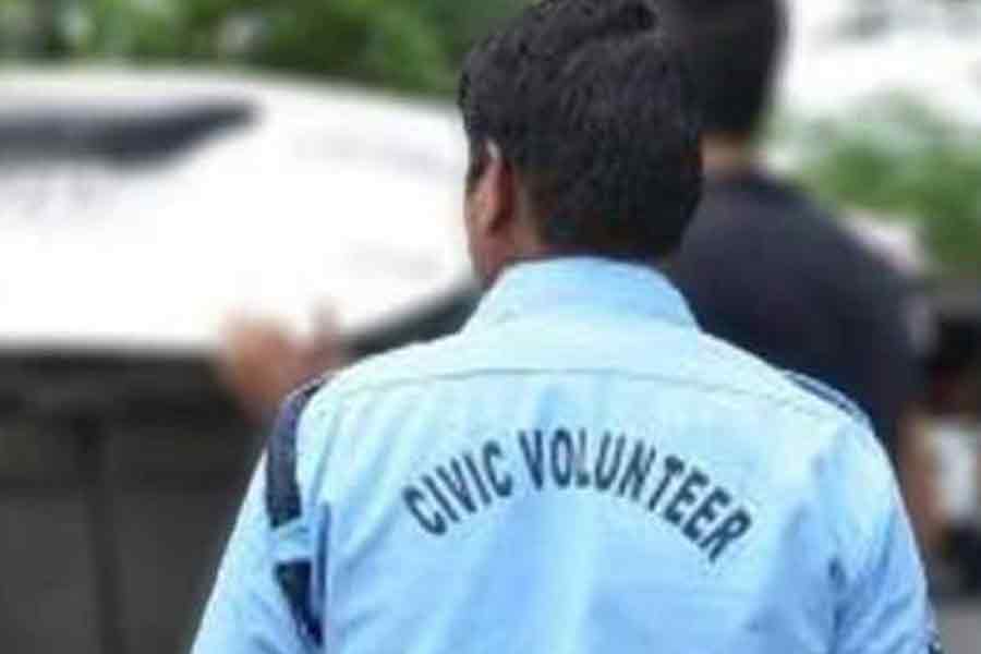 Civic volunteer and police attacked while rescuing old woman