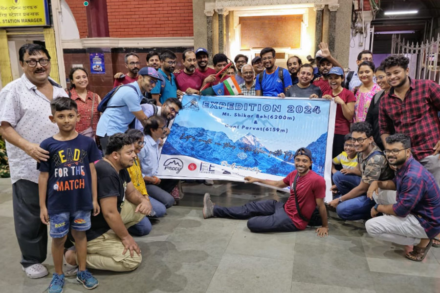 Mountaineers from Sonarpur climbed Gupta Parvat at Pir Panjal Range