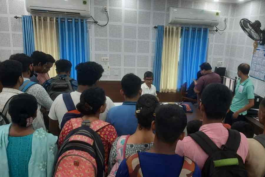 Professor allegedly disqualifies 11 students of Katwa College for refusing his private tuition