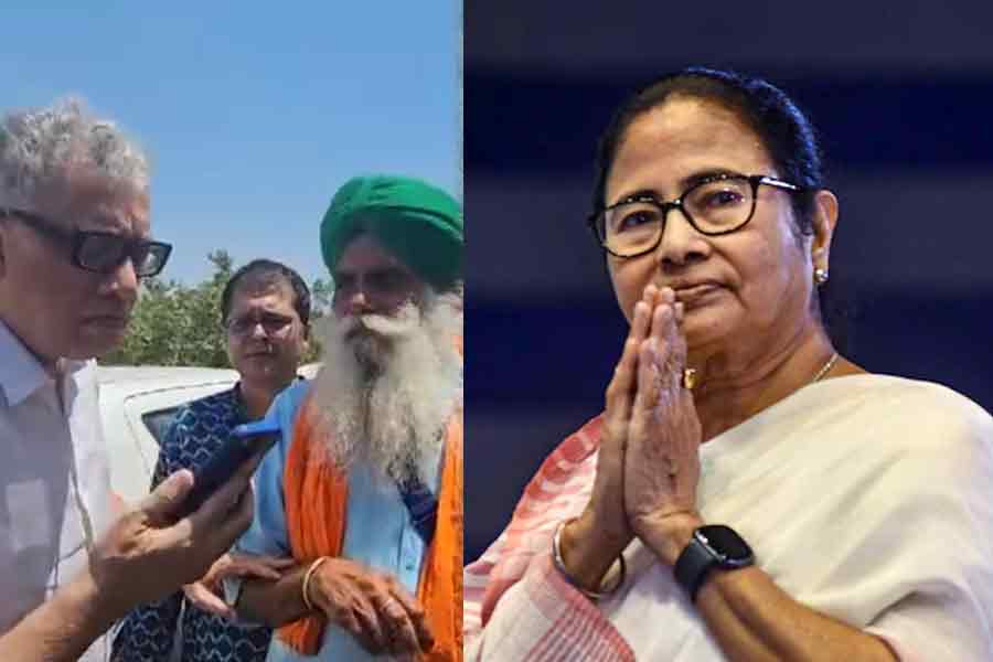 Mamata Banerjee speaks to protesting farners at Haryana border