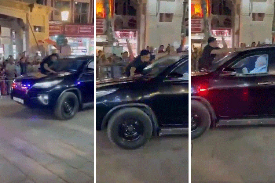 Narendra Modi: Was something thrown at Prime Minister's vehicle in Varanasi!