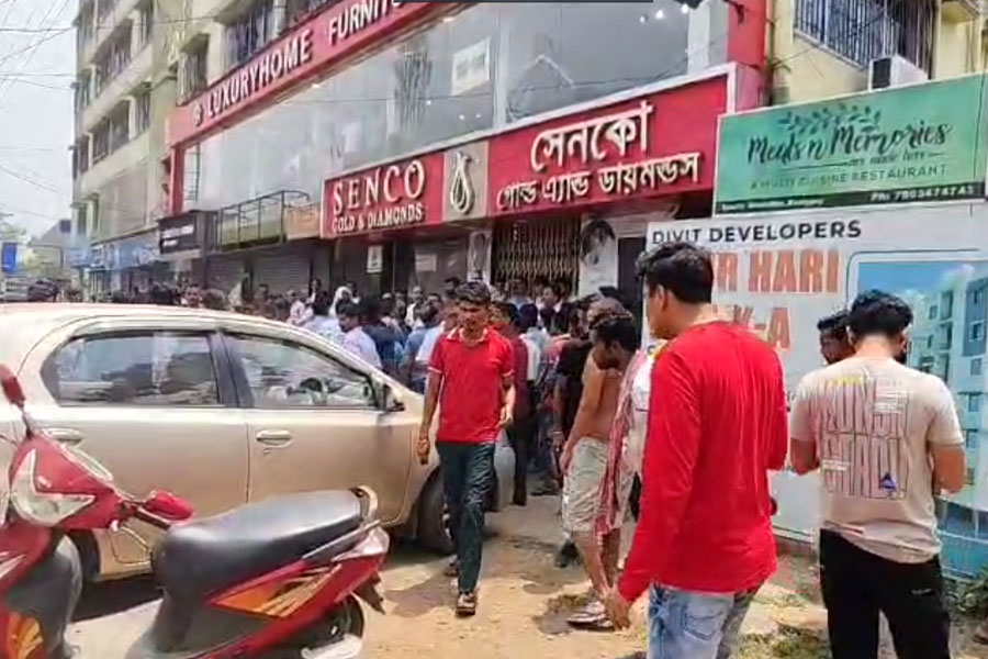 Shootout at Raniganj: Dacoity at show room of famouse gold company, none arrested