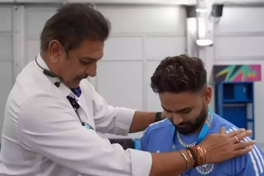 Ravi Shastri presents best fielder medal to Rishabh Pant after India vs Pakistan match