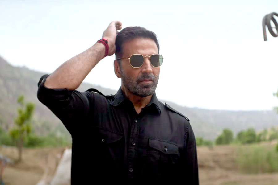 Akshay Kumar, Paresh Rawal, Radhikka Madan in Official Trailer of Sarfira Movie