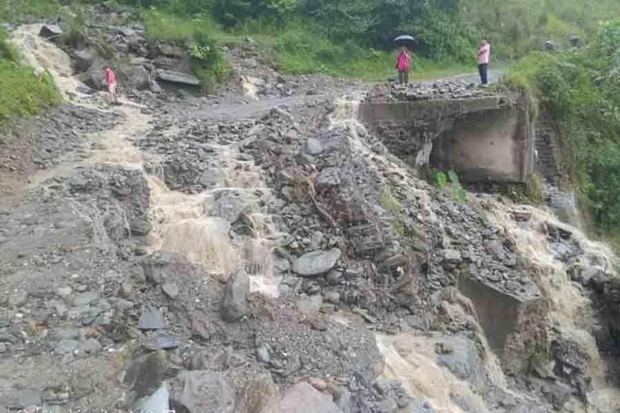 Administration advices separate route for tourists stuck in Sikkim
