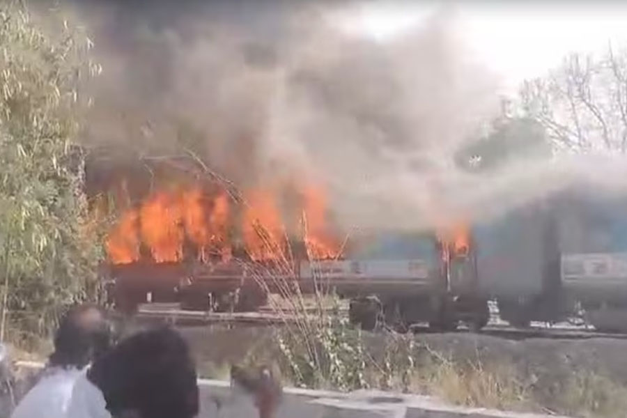 Massive fire breaks out in Taj Express train in Delhi