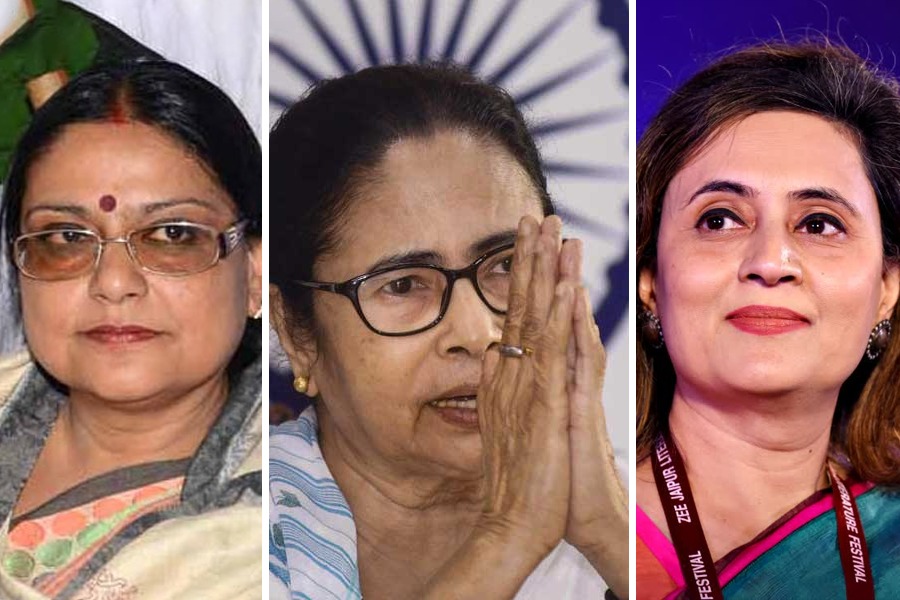 Mamata Banerjee sets up Parliamentary Committee of TMC with new and old combination