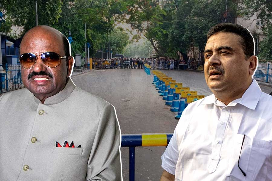 Suvendu Adhikari on the way to Raj Bhawan, stucked midway allegedly by police