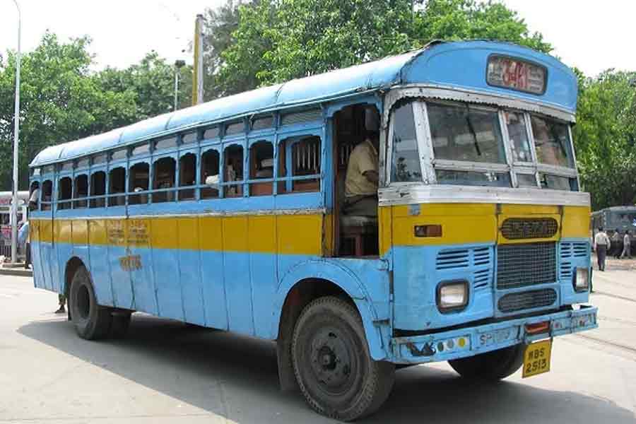 Gate of a bus broken down in Kolkata on tuesday, many passengers injured