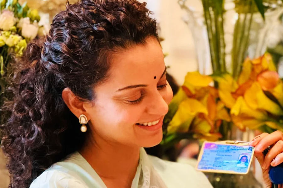 Kangana Ranaut flaunts MP identity card after airport slap incident