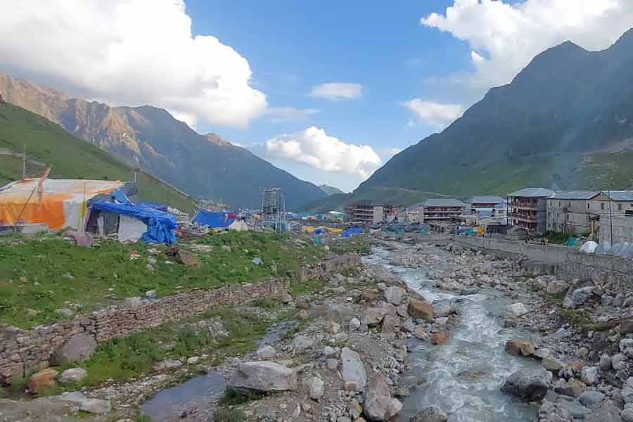 Kedarnath Yatra suspended, 5000 pilgrims rescued
