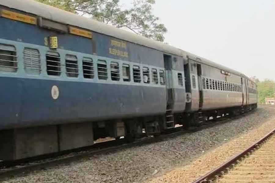 Kerala man dies after train berth falls on him, Railways issued a clarification