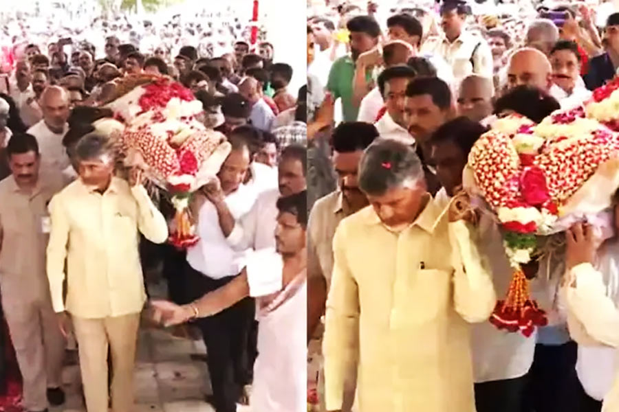 N Chandrababu Naidu Carries Ramoji Rao's Mortal Remains on His Shoulder at Funeral, Video Goes Viral