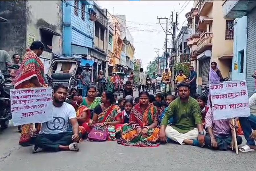 Parents block road to demand appointment of teachers in school at Raniganj