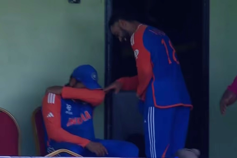 Virat Kohli gives a pat to emotional Rohit Sharma, video goes viral