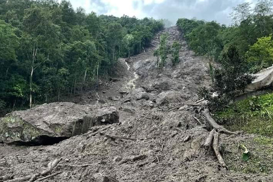 Almost 1500 tourists stucked at Sikkim to return Siliguri amidst natural disaster