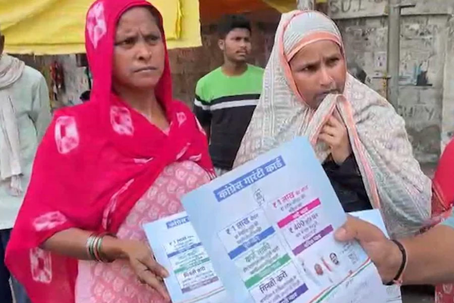Muslim women of Uttar Pradesh lined up in Congress office