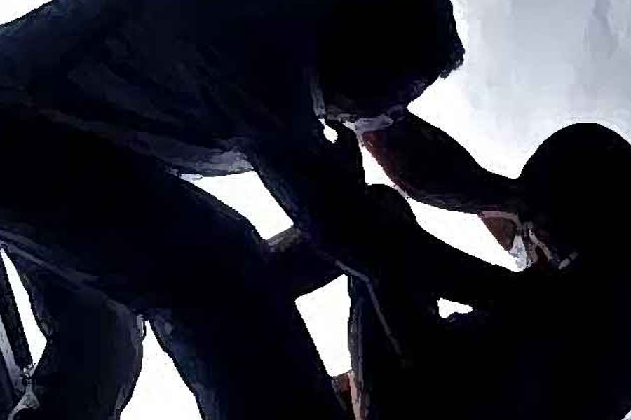 Huge chaos in Burdwan over a student allegedly harrassed by teacher, gurdians beat him