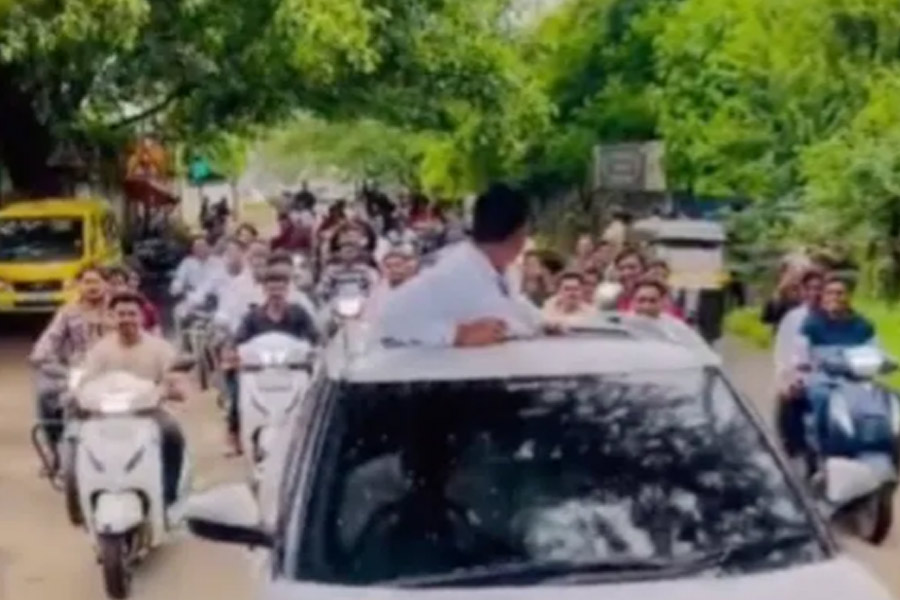 Gangster, out of jail, holds 'comeback' rally, sent back to prison