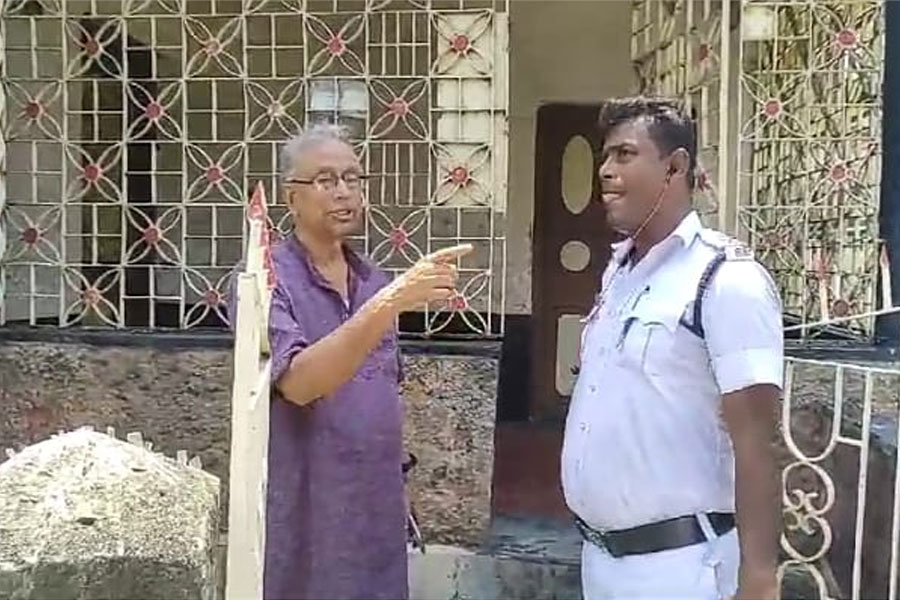 Rotten deadbody of old lady recoverd from house in Howrah