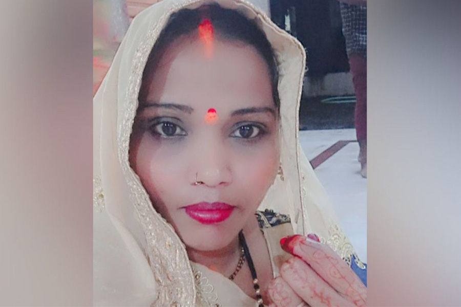 Woman Falls From 3rd Floor In Mumbai Building and Dies