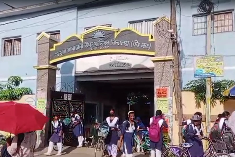 Moving fan collapsed in the class room, seriously injuring 4 students in Hooghly