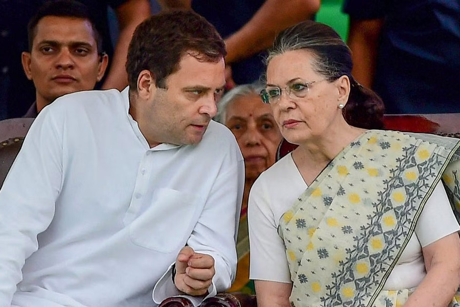 Court send notice to Sonia Gandhi, Rahul in National Herald case