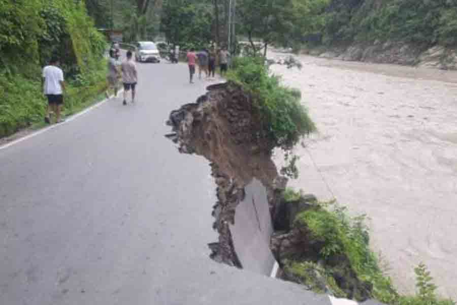 NH 10 is in danger as Teesta rising up