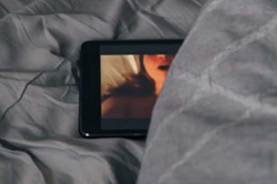 Try this tips for phone romance with your Partner