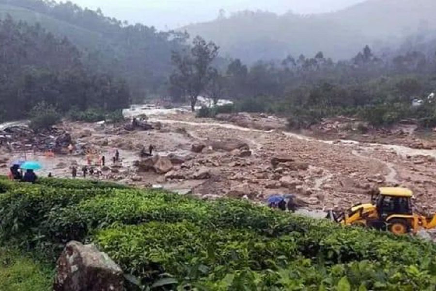 Abandoned homes allegedly being looted in Wayanad