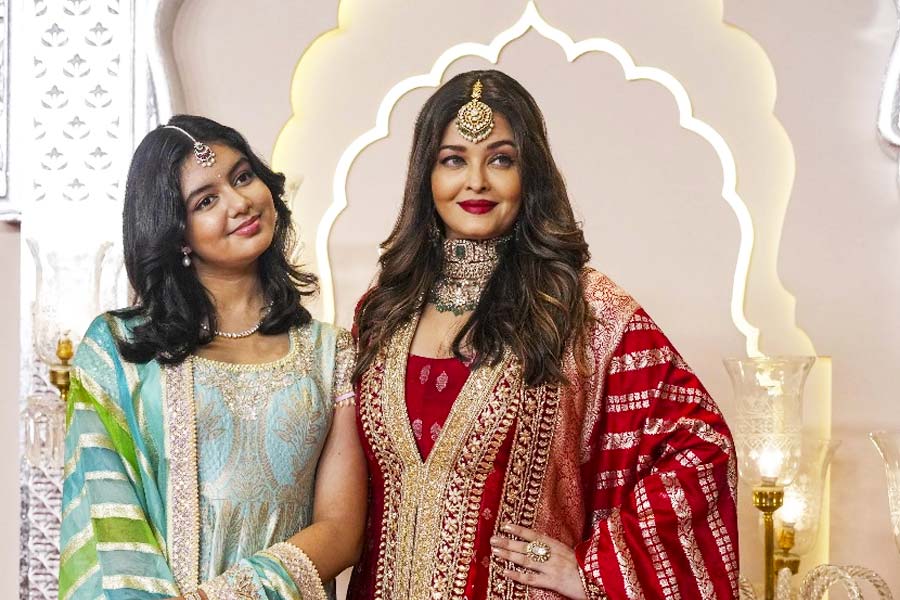 Aaradhya Bachchan cautions paparazzi as they follow mother Aishwarya at airport