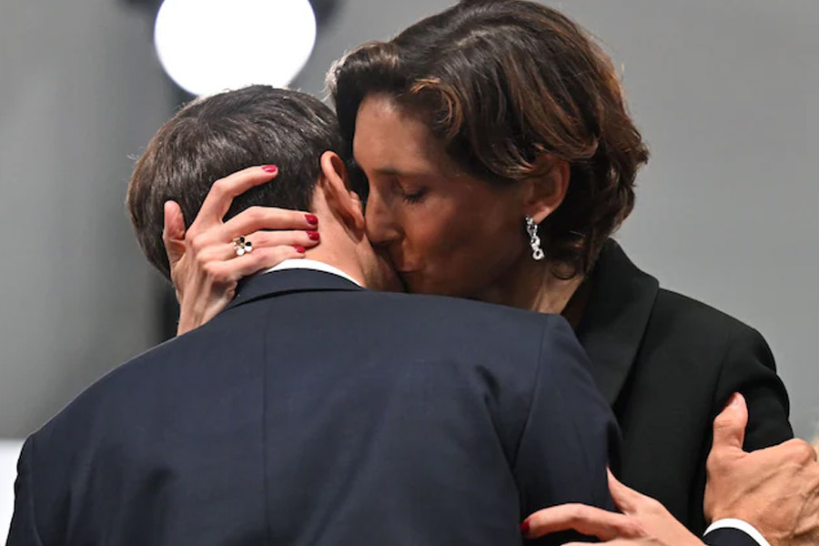 France sports minister kissed president Macron, image goes viral