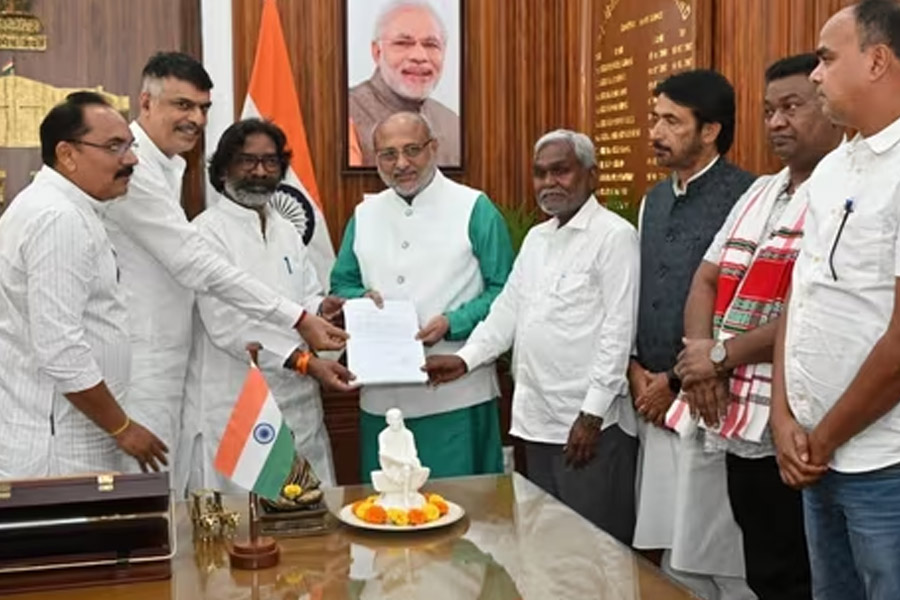 Hemant Soren claims to form govt in Jharkhand
