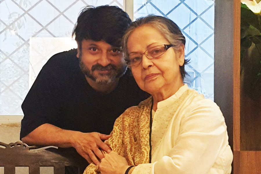 Shiboprosad Mukherjee on Rakhee Gulzar's health