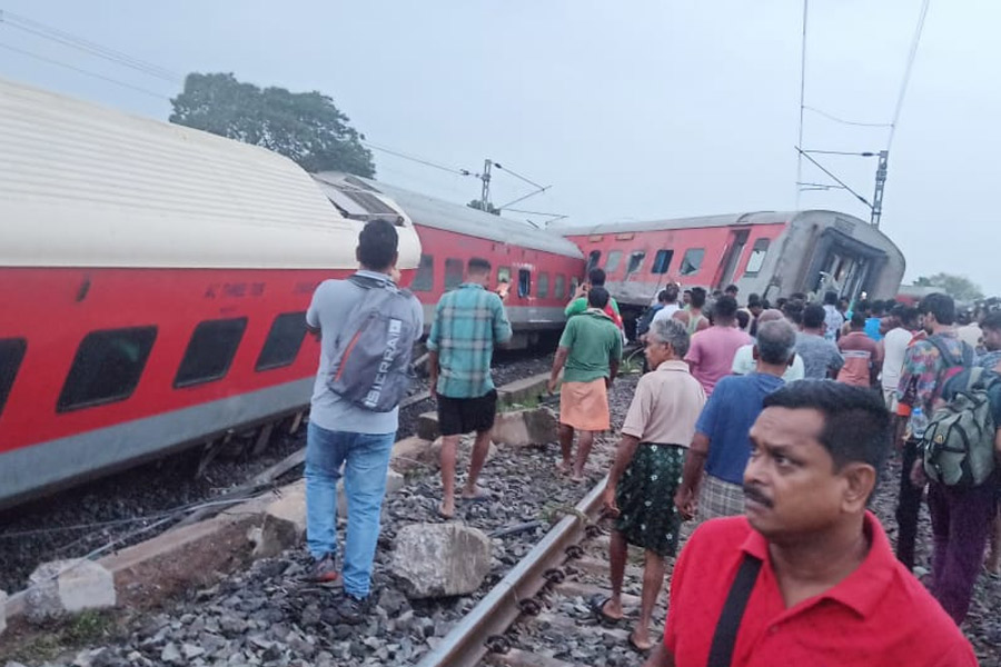 18 coaches derailed in Howrah Mumbai Express, 2 died