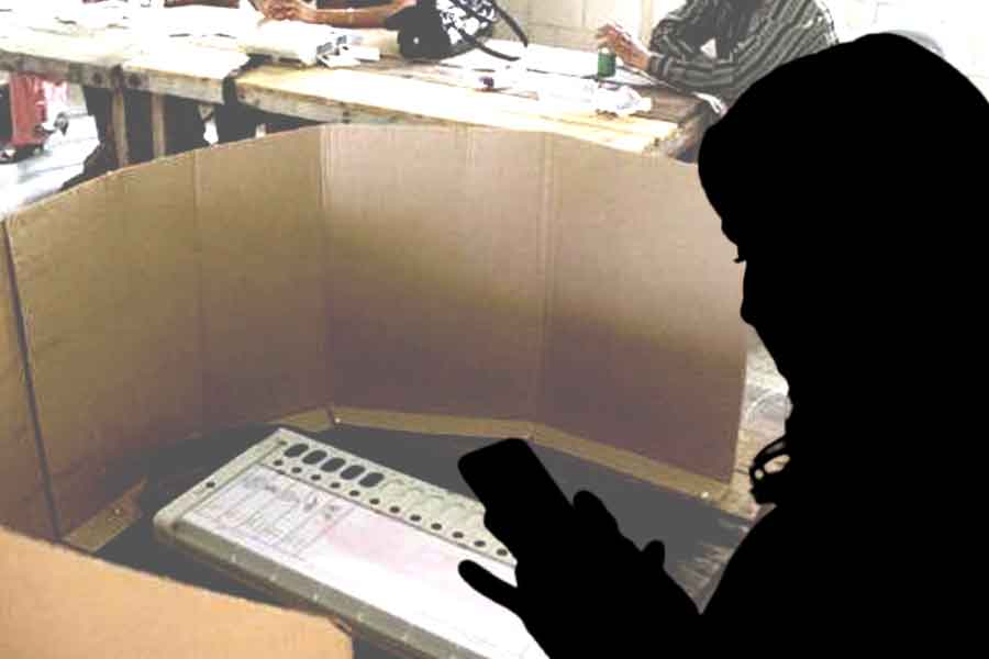 Raiganj By Election: A woman recorded video while casting vote in Raiganj