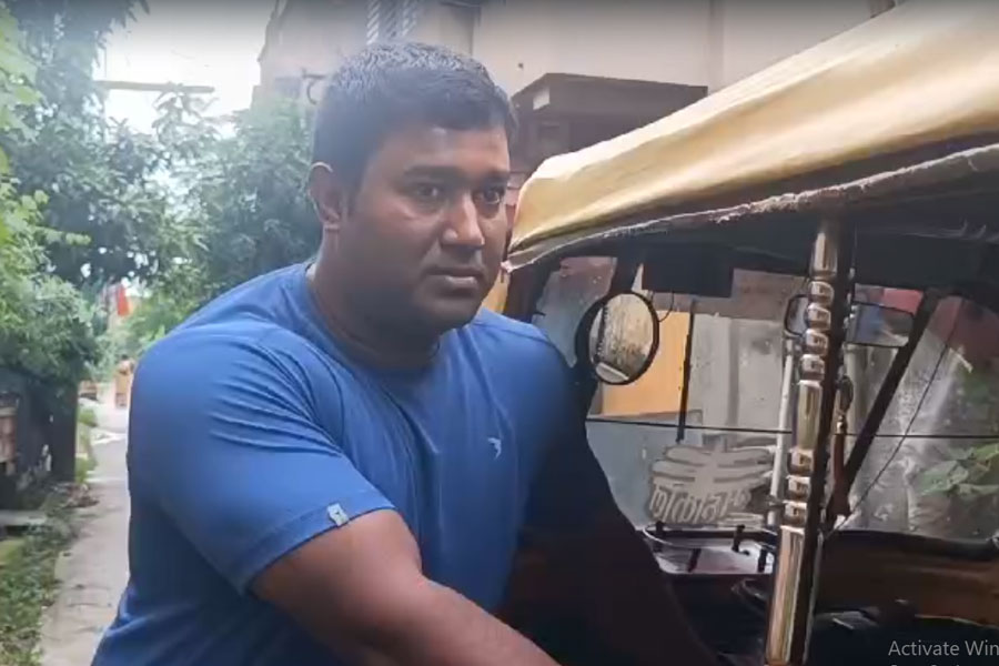 Auto driver From Sodepur pledges to take protestors home safely