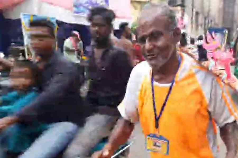 Muslim man worships lord shiva after walking for 63 kms in Bardhaman