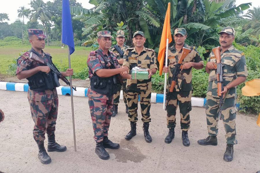 Independence Day 2024: Brotherhood picture seen in India-Bangladesh border
