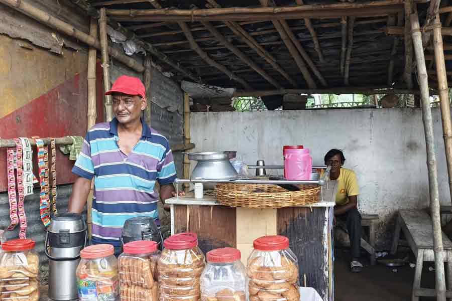 A thief selling tea before stealing in Bolpur