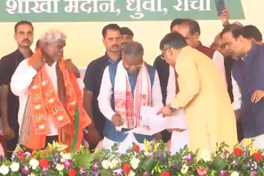Former Jharkhand CM and ex-JMM leader Champai Soren joins BJP