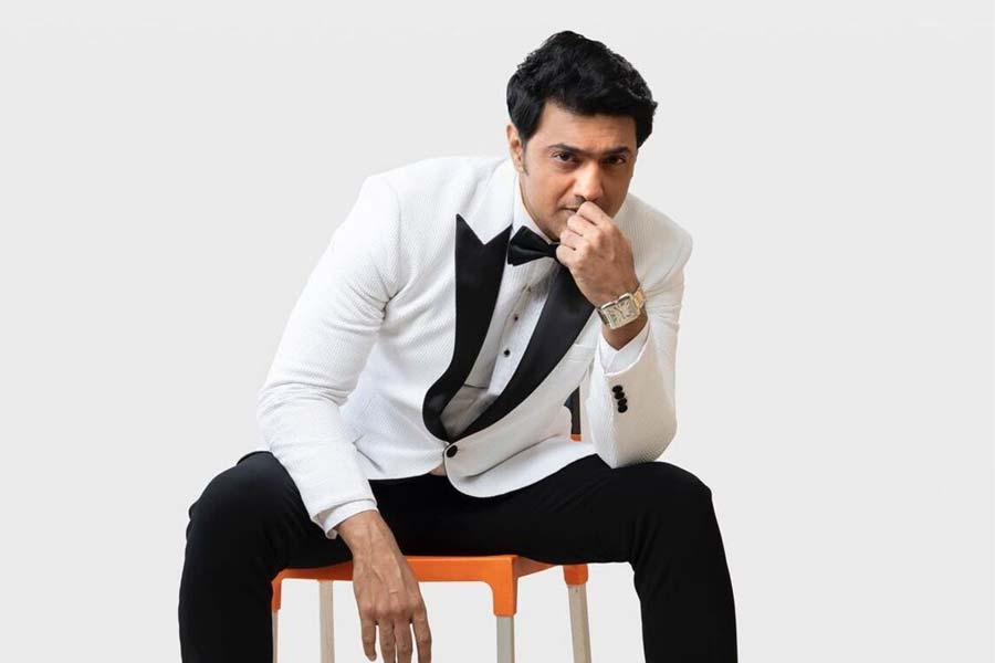 Dev shares first look of Srijit Mukherji's Tekka