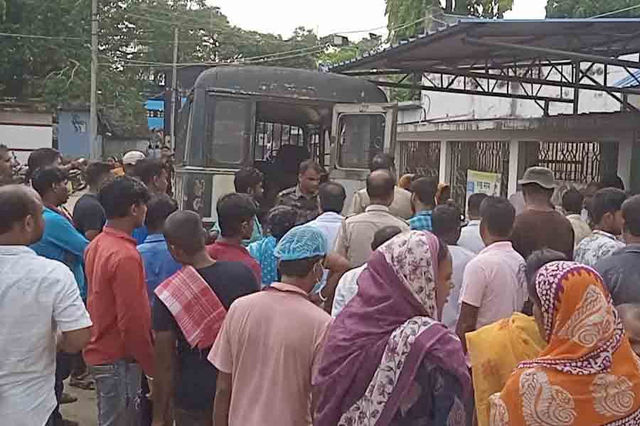 Pilgrims electrified in Manteswar, 1 dead