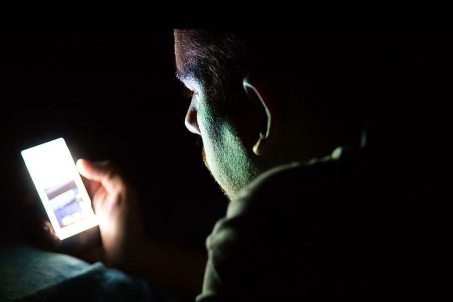 A report in Spain states health warning messages should mandatory on all mobile phones sold