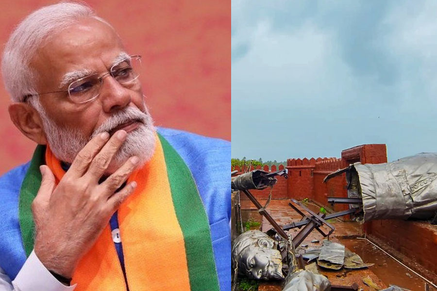 I apologise at Shivaji's Feet, PM Modi in Maharashtra on Statue Collapse