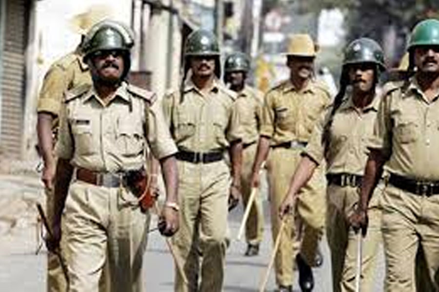 Crowd clashes with police in Murshidabad