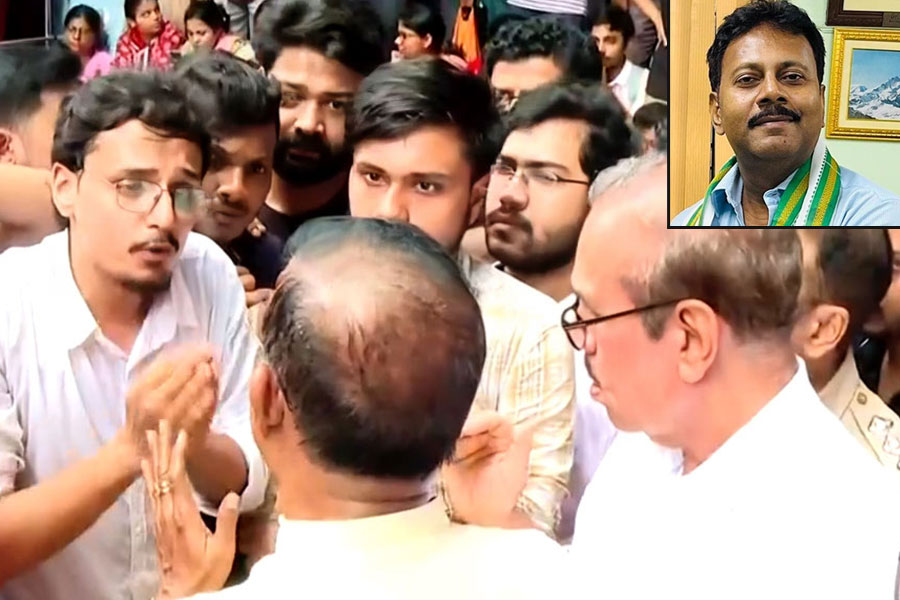 Students of National Medical College reject Dr. Sandip Ghosh, raise slogan against two MLAs