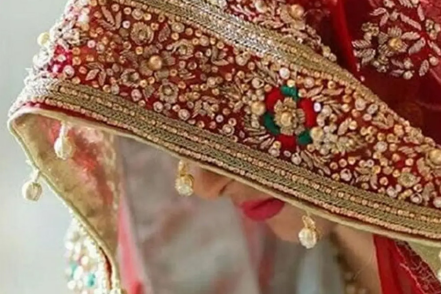 Viral Video of a bride faints after seeing face of 69-year-old groom
