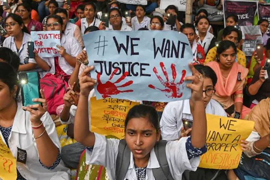 Goons allegedly breaks Avaya's Idol At Kolkata Medical College